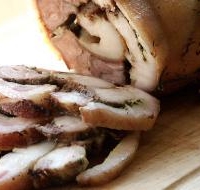 Рулет из свинины с гренками и шампиньонами (блюдо на стол)