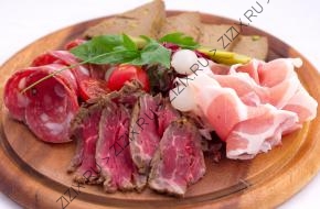 Мясное ассорти (блюдо на стол)