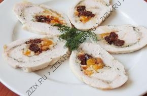 Рулет из куриного мяса с черносливом и орехами (блюдо на стол)