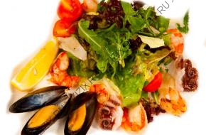 Теплый салат с морепродуктами и апельсиновым соусом (порция)