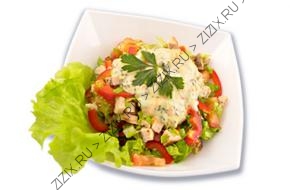 Салат с копченой курицей и ветчиной (порция)